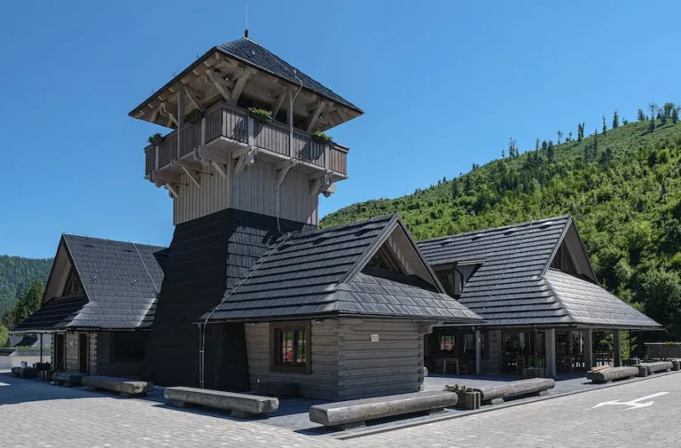 Slovensko_Nizna_Boca_Stara_zvonica_robenka_s_ekopanely01.webp